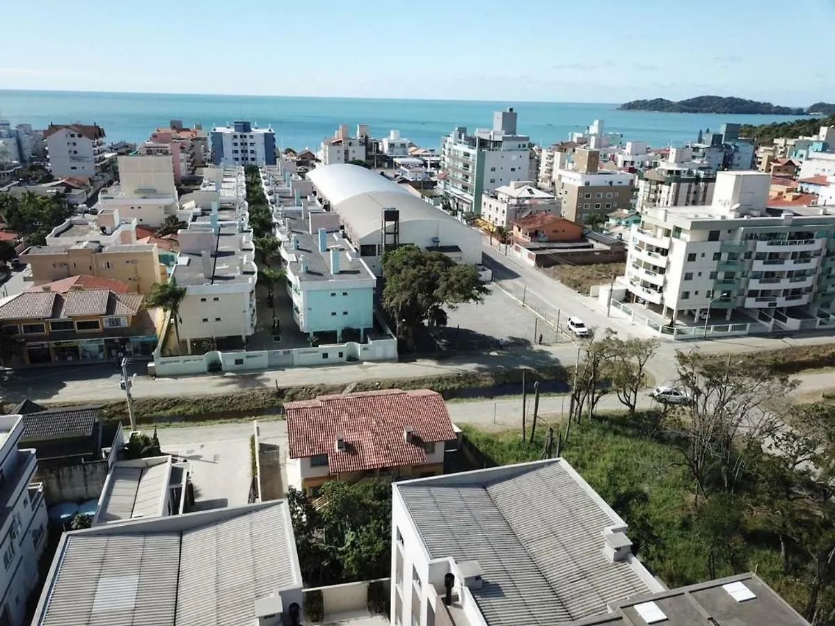 Aluguel de Apartamento 2 quartos sendo 1 suíte para 6 pessoas com Piscina em Bombas Bombinhas